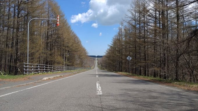開陽台の麓にある直線道路、ミルクロードの写真です